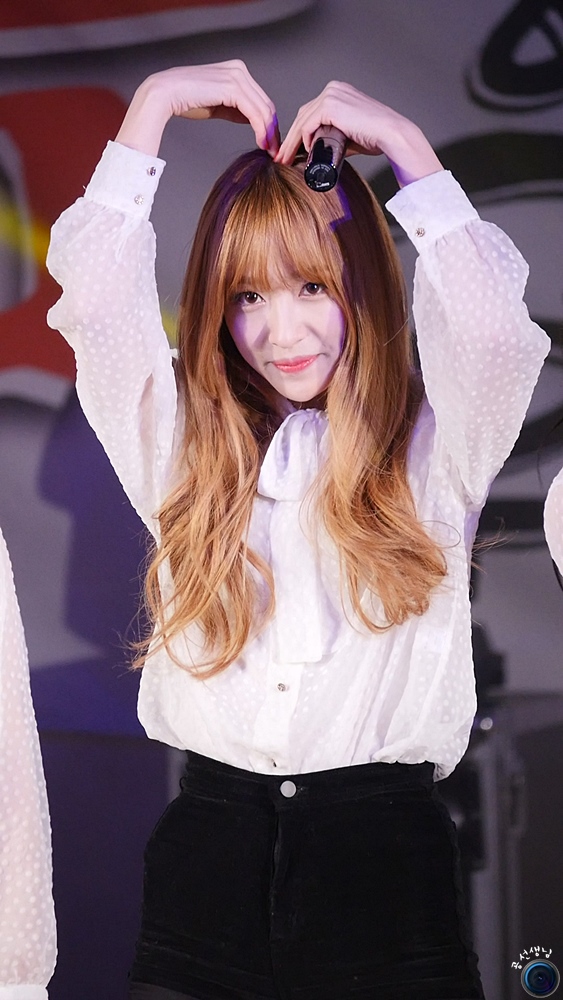 Hani just cannot make a heart with her fingers, bless her soul – Asian