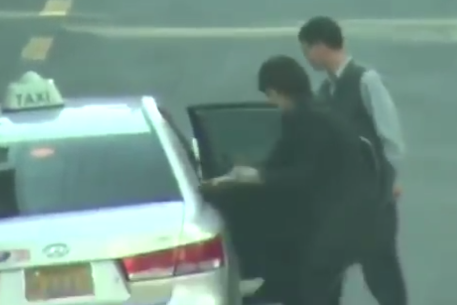 Old Video Of Tvxq S Changmin Dragging A Sasaeng Out Of A Taxi Revealed Asian Junkie